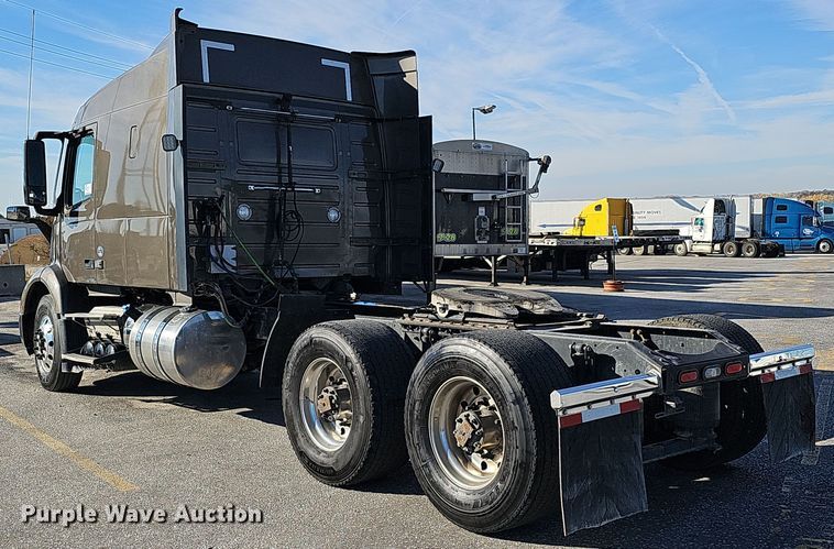 image for item DS5695 2020 Volvo VNR  semi truck