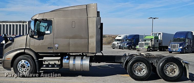 image for item DS5695 2020 Volvo VNR  semi truck