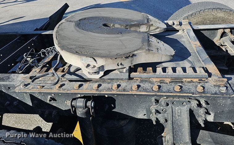 image for item DS5695 2020 Volvo VNR  semi truck