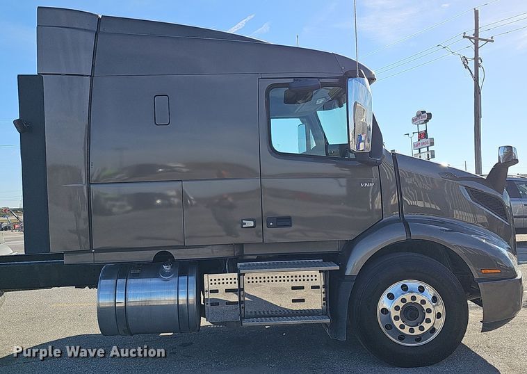 image for item DS5695 2020 Volvo VNR  semi truck