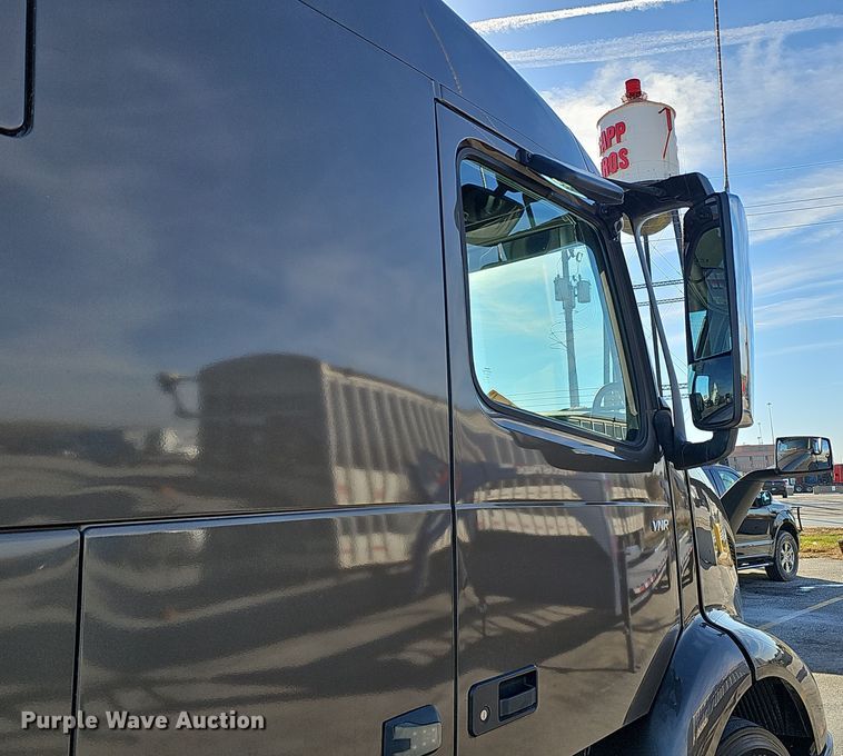 image for item DS5695 2020 Volvo VNR  semi truck