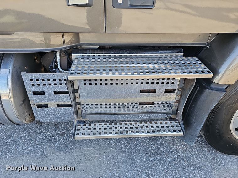 image for item DS5695 2020 Volvo VNR  semi truck