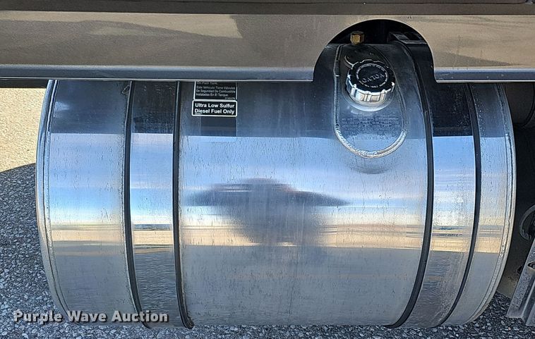 image for item DS5695 2020 Volvo VNR  semi truck