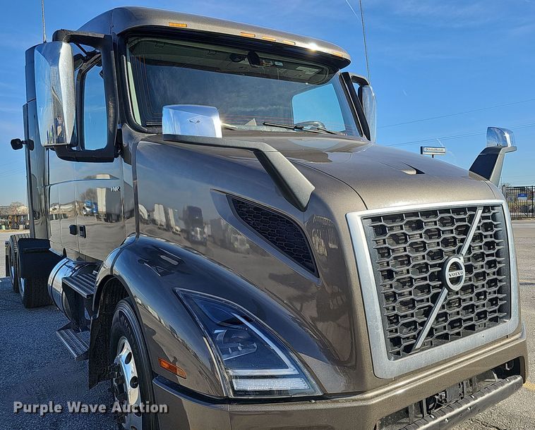 image for item DS5695 2020 Volvo VNR  semi truck