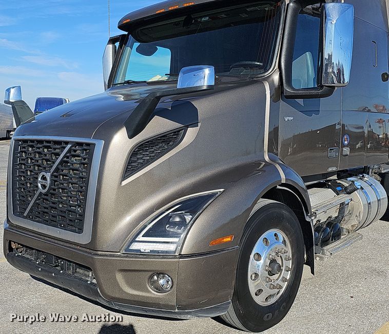 image for item DS5695 2020 Volvo VNR  semi truck