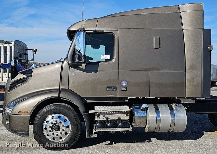 image for item DS5695 2020 Volvo VNR  semi truck