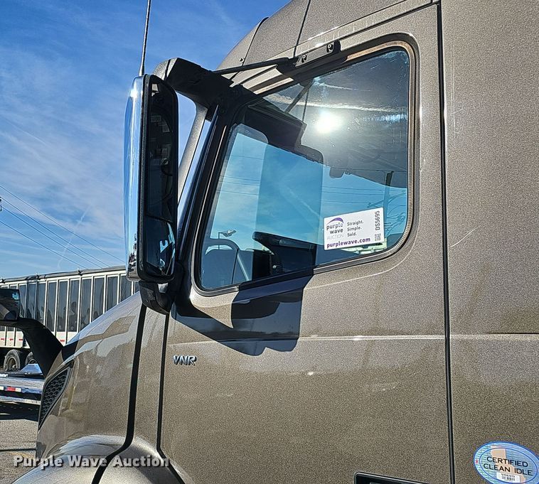image for item DS5695 2020 Volvo VNR  semi truck