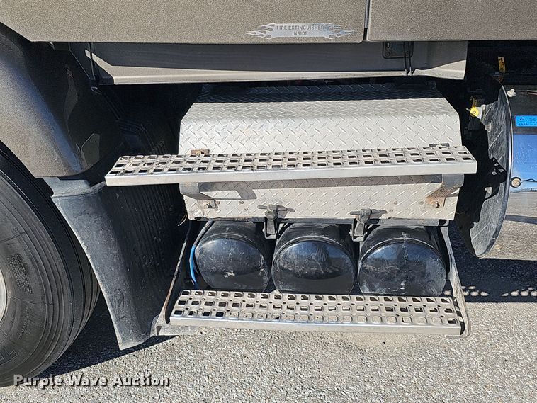 image for item DS5695 2020 Volvo VNR  semi truck