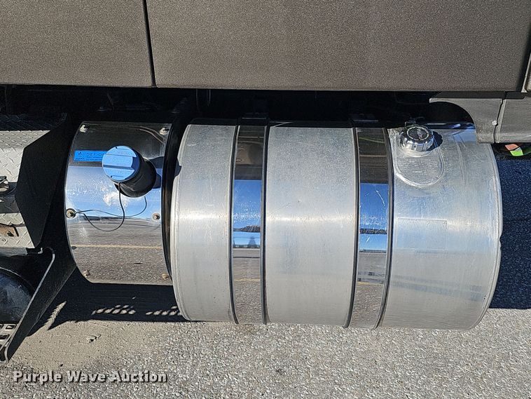 image for item DS5695 2020 Volvo VNR  semi truck