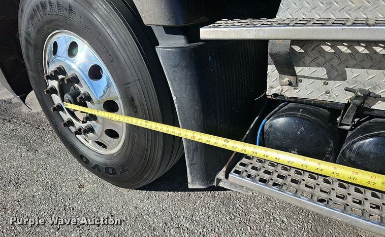 image for item DS5695 2020 Volvo VNR  semi truck