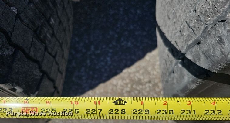 image for item DS5695 2020 Volvo VNR  semi truck