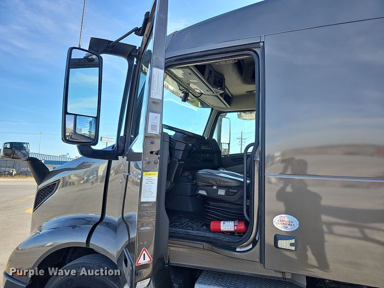 image for item DS5695 2020 Volvo VNR  semi truck