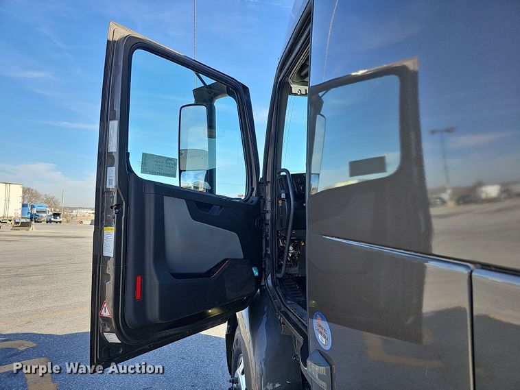 image for item DS5695 2020 Volvo VNR  semi truck