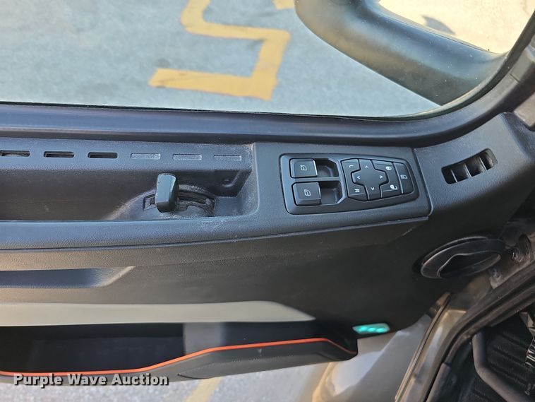 image for item DS5695 2020 Volvo VNR  semi truck