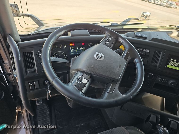image for item DS5695 2020 Volvo VNR  semi truck