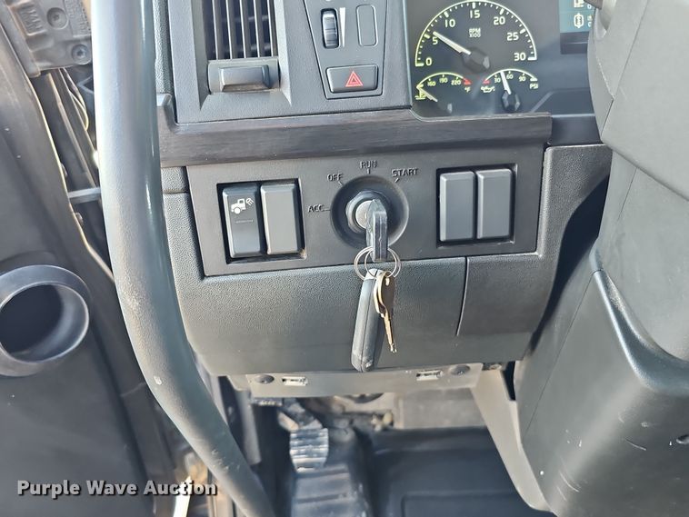 image for item DS5695 2020 Volvo VNR  semi truck