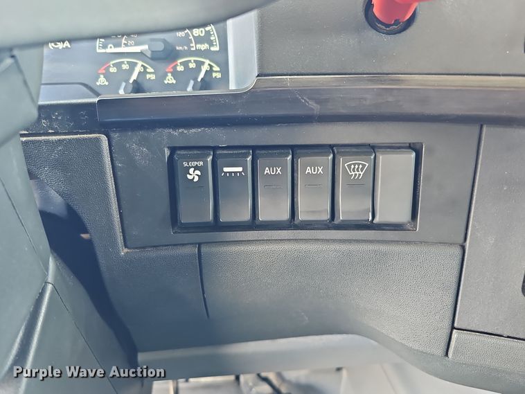 image for item DS5695 2020 Volvo VNR  semi truck