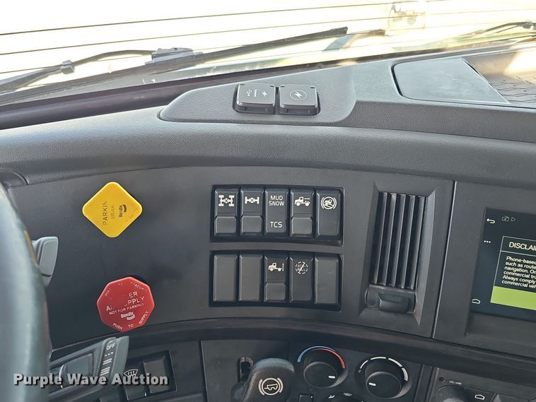 image for item DS5695 2020 Volvo VNR  semi truck