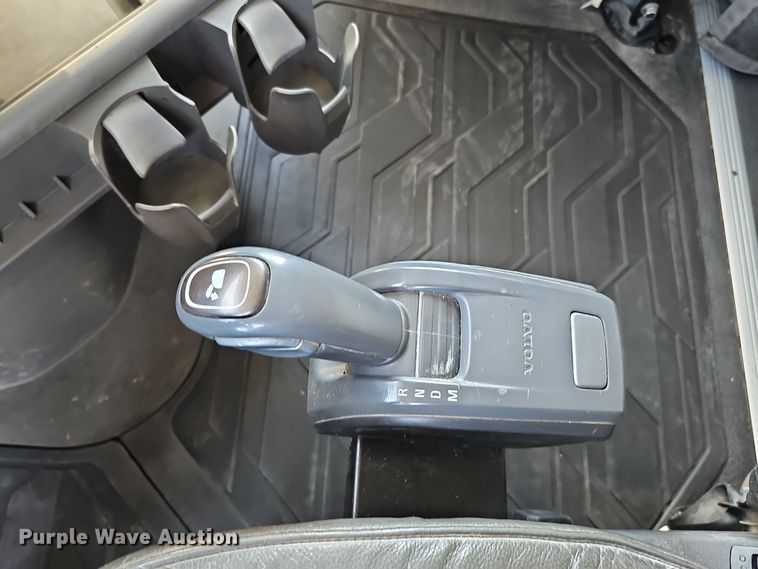 image for item DS5695 2020 Volvo VNR  semi truck