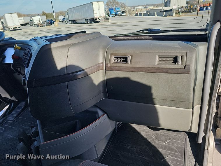 image for item DS5695 2020 Volvo VNR  semi truck