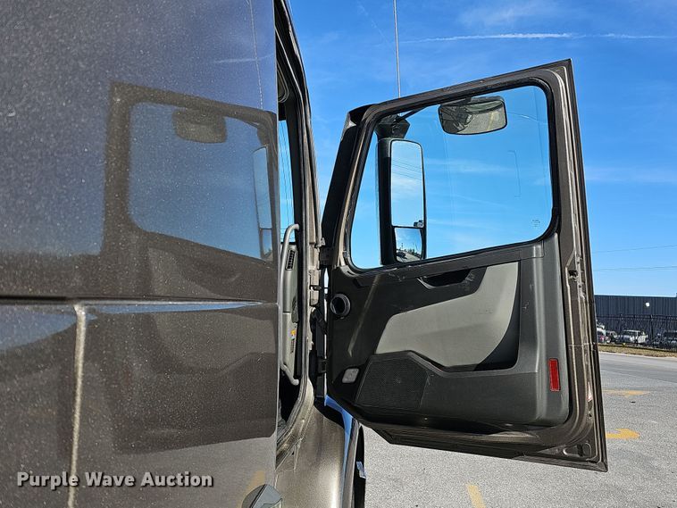 image for item DS5695 2020 Volvo VNR  semi truck