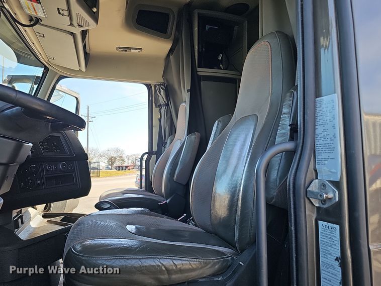 image for item DS5695 2020 Volvo VNR  semi truck