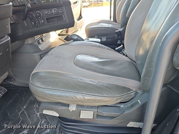 image for item DS5695 2020 Volvo VNR  semi truck