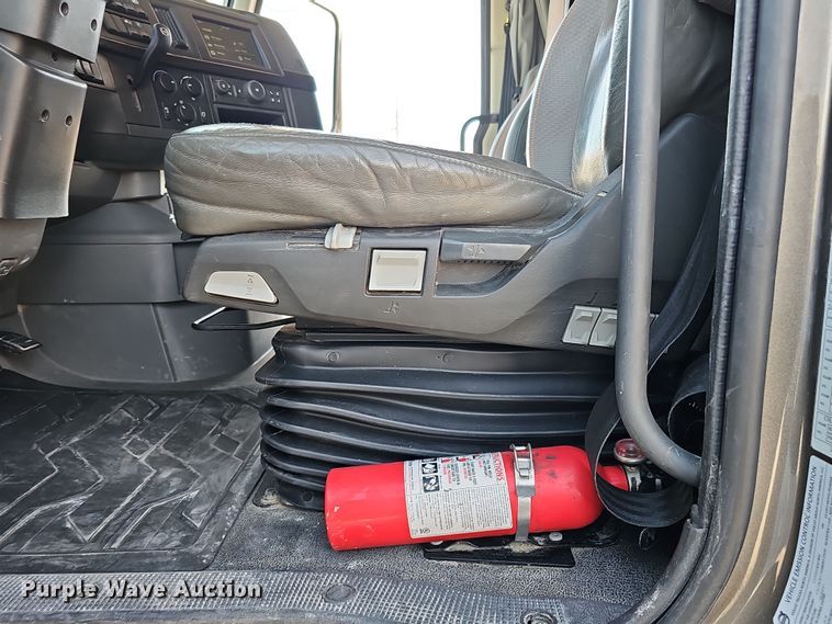 image for item DS5695 2020 Volvo VNR  semi truck