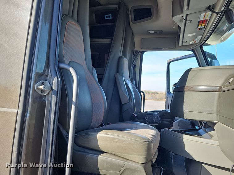 image for item DS5695 2020 Volvo VNR  semi truck