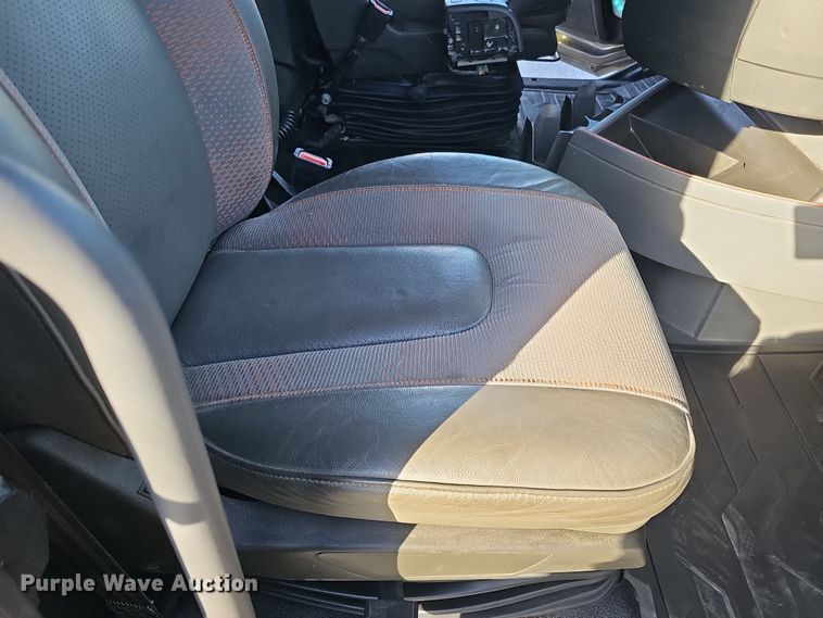 image for item DS5695 2020 Volvo VNR  semi truck