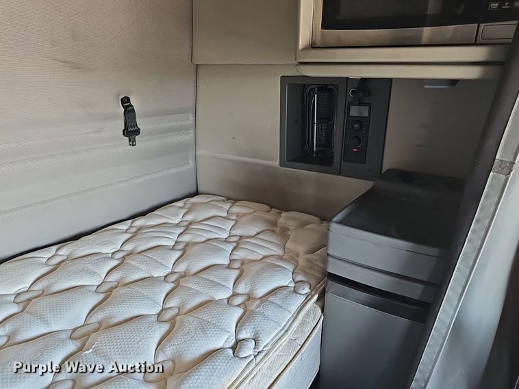 image for item DS5695 2020 Volvo VNR  semi truck