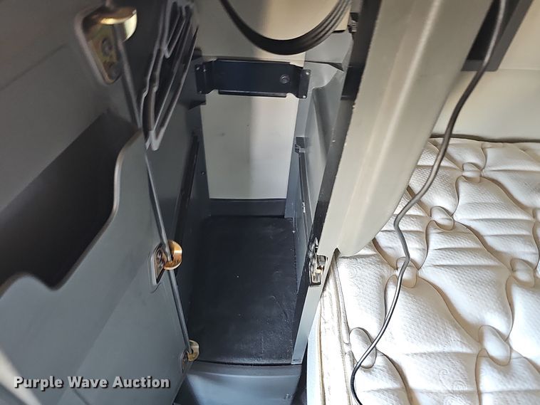 image for item DS5695 2020 Volvo VNR  semi truck