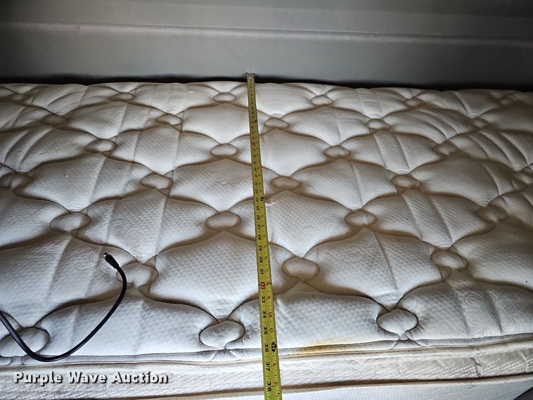 image for item DS5695 2020 Volvo VNR  semi truck