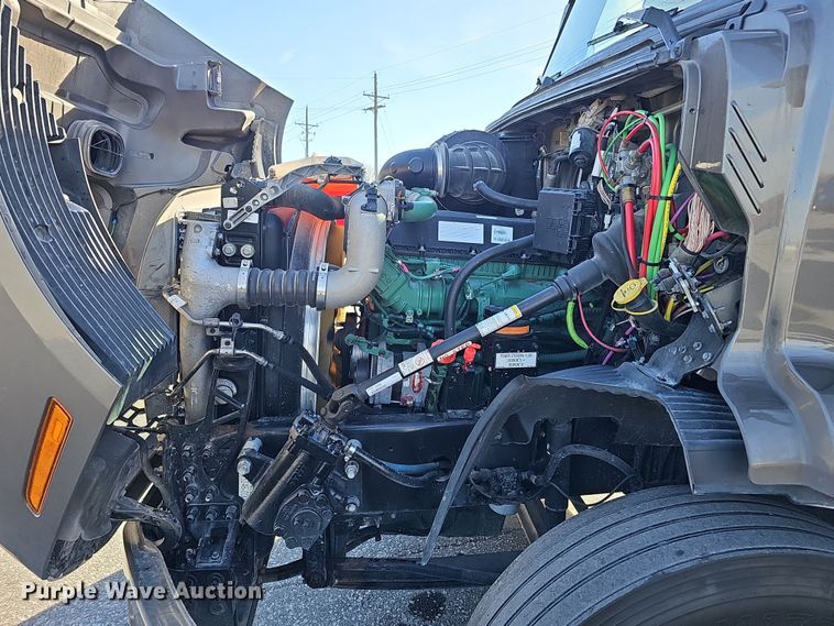 image for item DS5695 2020 Volvo VNR  semi truck