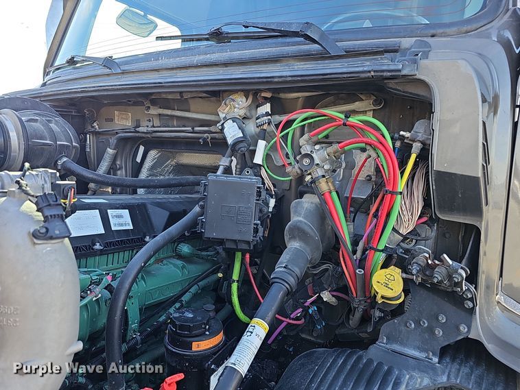 image for item DS5695 2020 Volvo VNR  semi truck