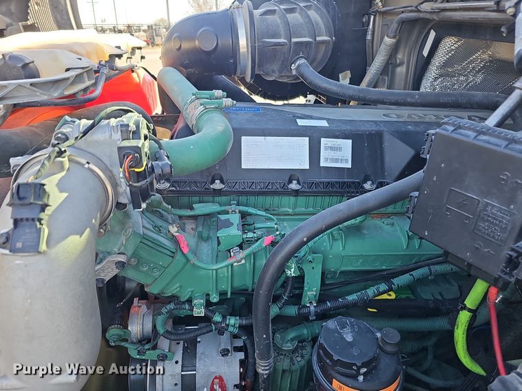 image for item DS5695 2020 Volvo VNR  semi truck