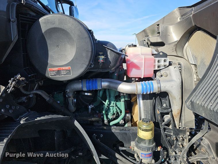 image for item DS5695 2020 Volvo VNR  semi truck