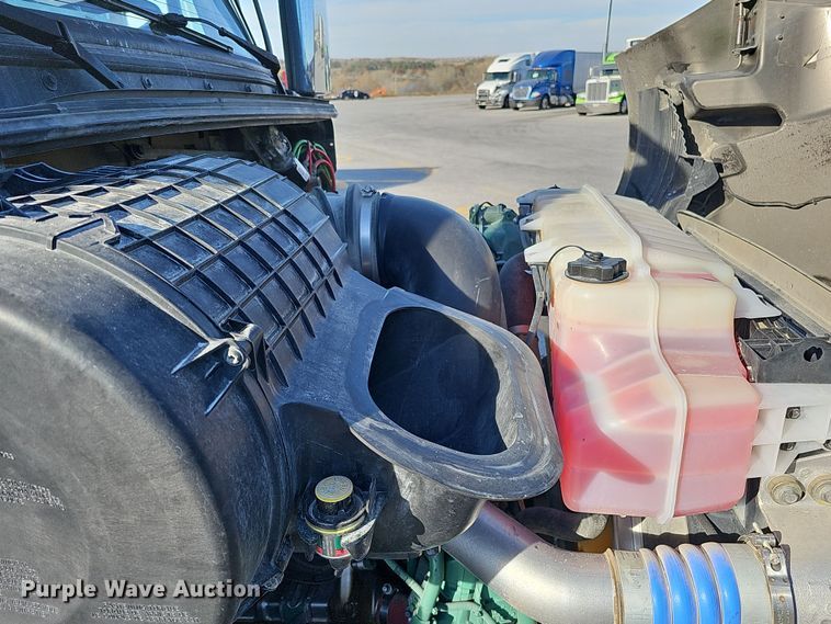 image for item DS5695 2020 Volvo VNR  semi truck