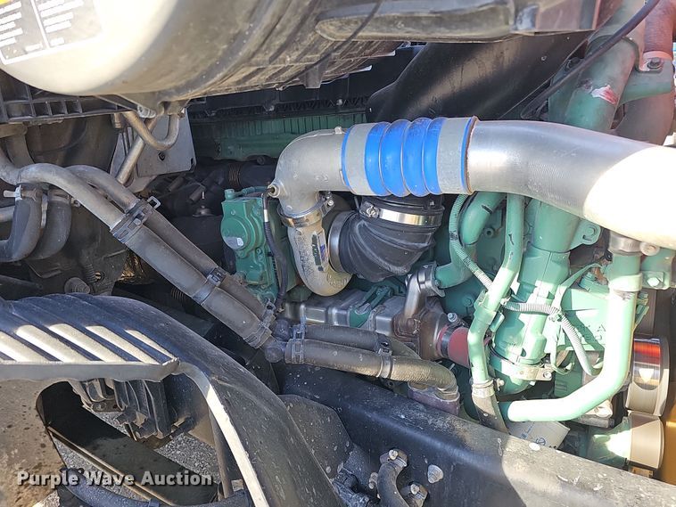 image for item DS5695 2020 Volvo VNR  semi truck