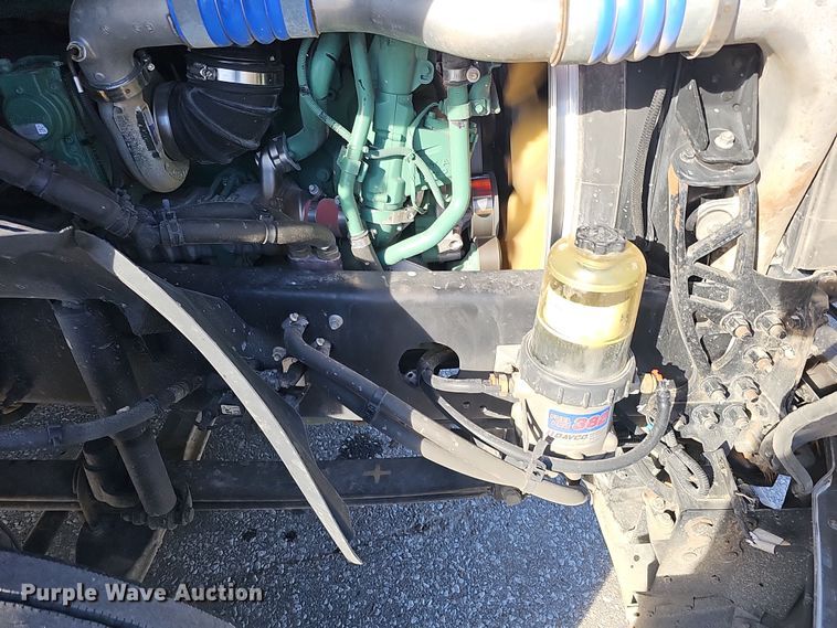 image for item DS5695 2020 Volvo VNR  semi truck