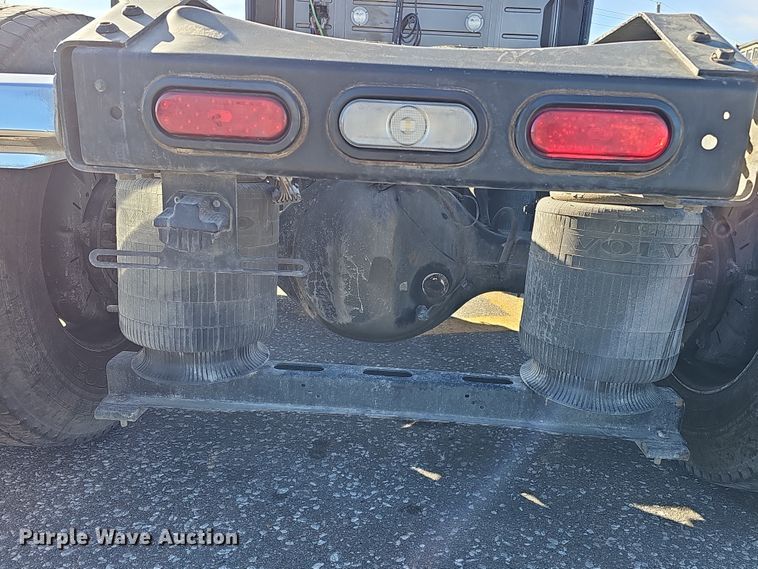 image for item DS5695 2020 Volvo VNR  semi truck