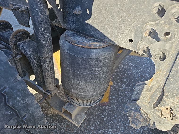 image for item DS5695 2020 Volvo VNR  semi truck