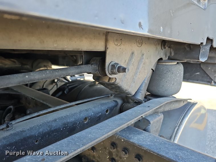 image for item DS5695 2020 Volvo VNR  semi truck