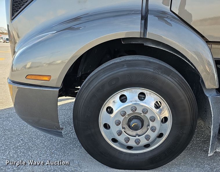 image for item DS5695 2020 Volvo VNR  semi truck