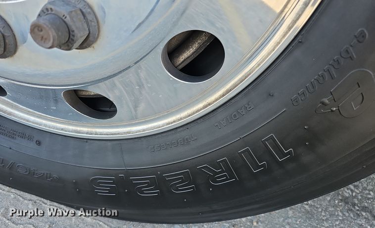 image for item DS5695 2020 Volvo VNR  semi truck