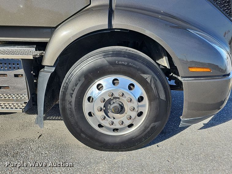 image for item DS5695 2020 Volvo VNR  semi truck