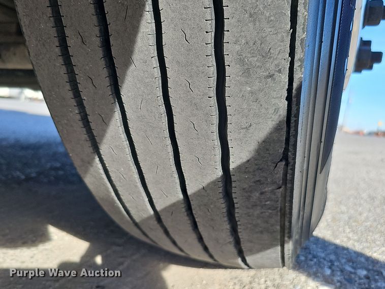 image for item DS5695 2020 Volvo VNR  semi truck