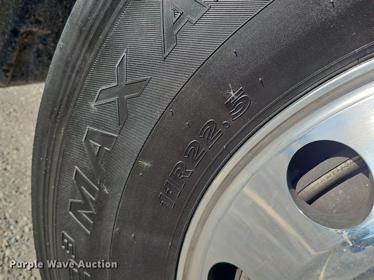 image for item DS5695 2020 Volvo VNR  semi truck