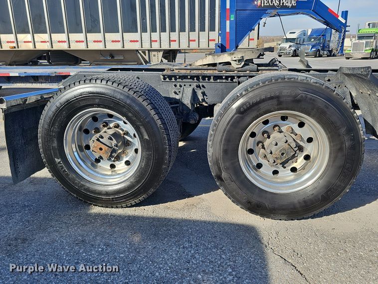 image for item DS5695 2020 Volvo VNR  semi truck