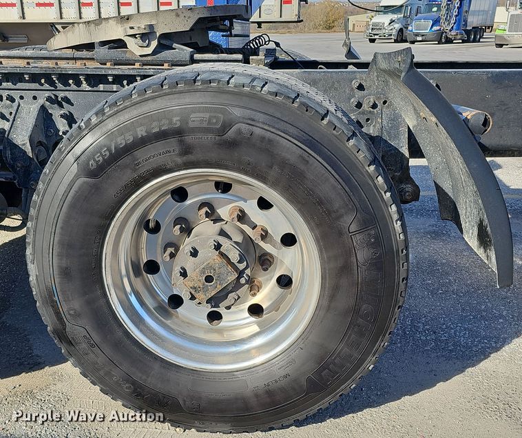 image for item DS5695 2020 Volvo VNR  semi truck